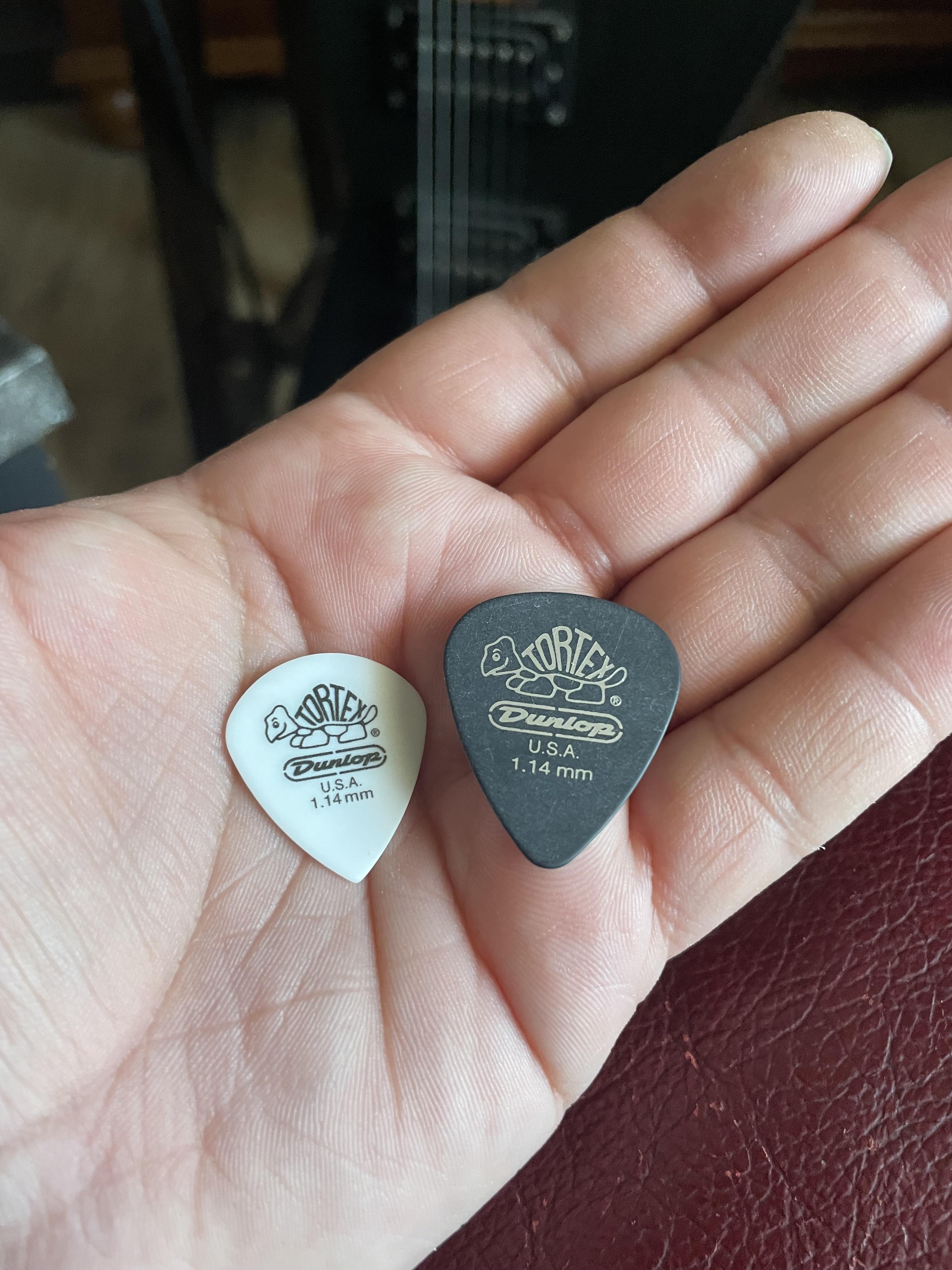 Using Jazz 3 White Pointed Pick: Easy Tips for Better Guitar Playing!