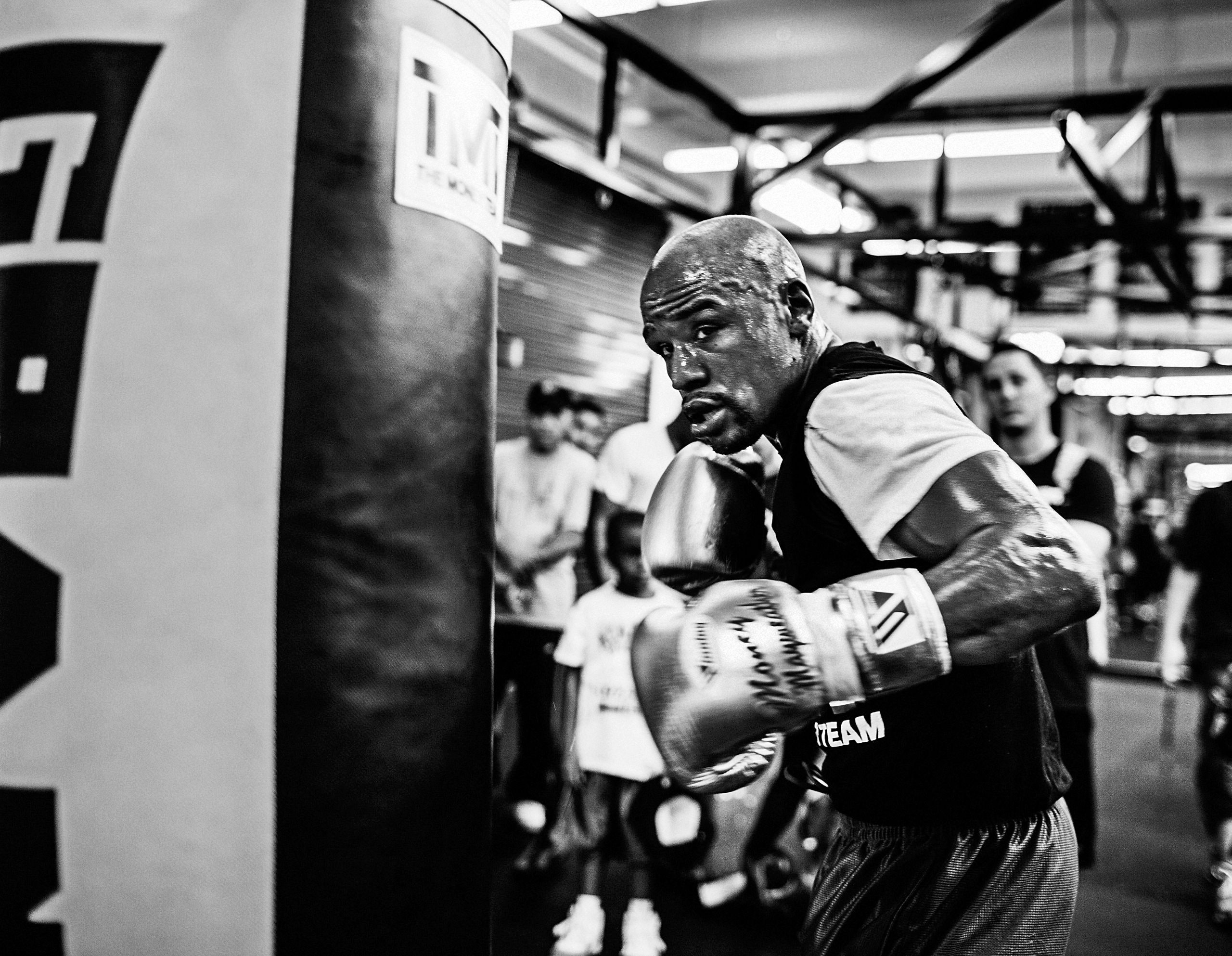 What Pound Bag Does Mayweather Use? Find Out His Training Secrets!