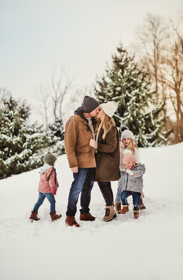 Need some fun ideas for your winter family photos? Try these creative poses and themes easily.