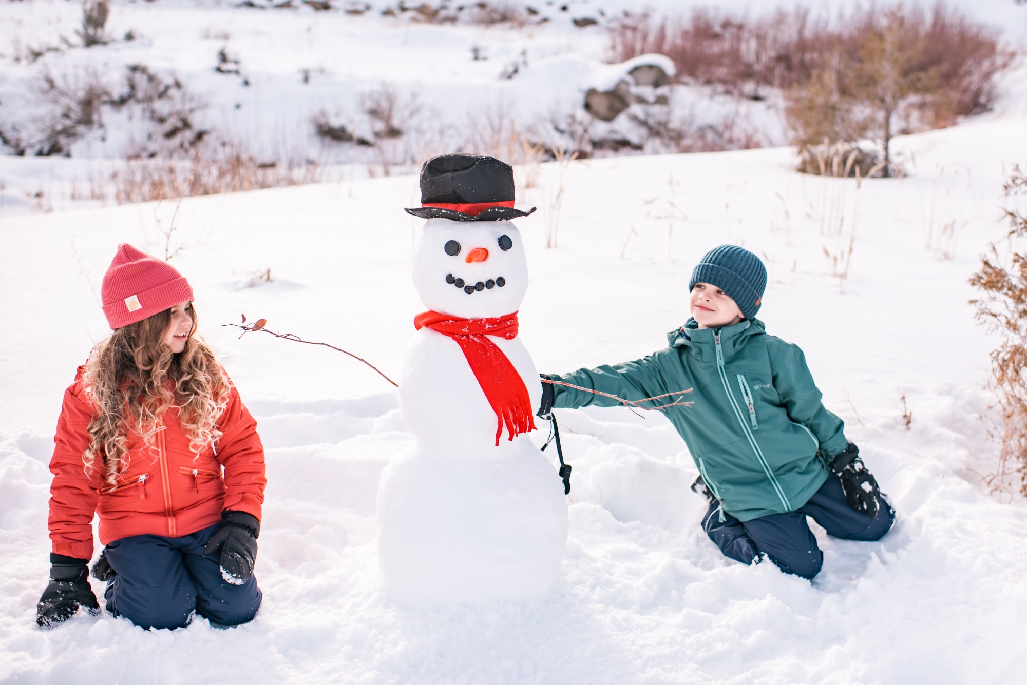 Need some fun ideas for your winter family photos? Try these creative poses and themes easily.